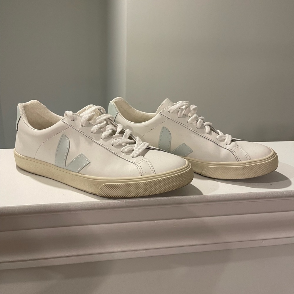 Veja Esplar Leather Low Top Sneakers (38/W7)